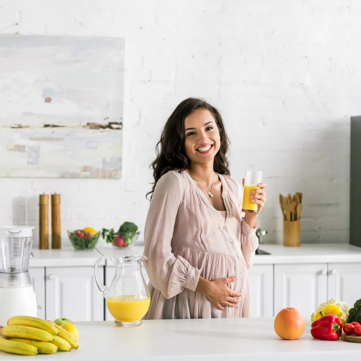 صورة لحامل تشرب عصيراً طازجاً