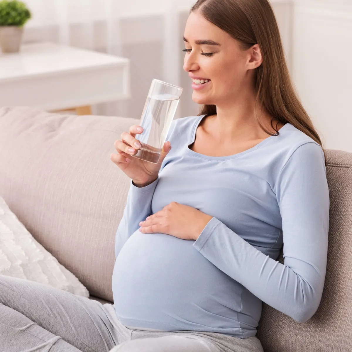 صورة لحامل ترطب جسمها بالماء