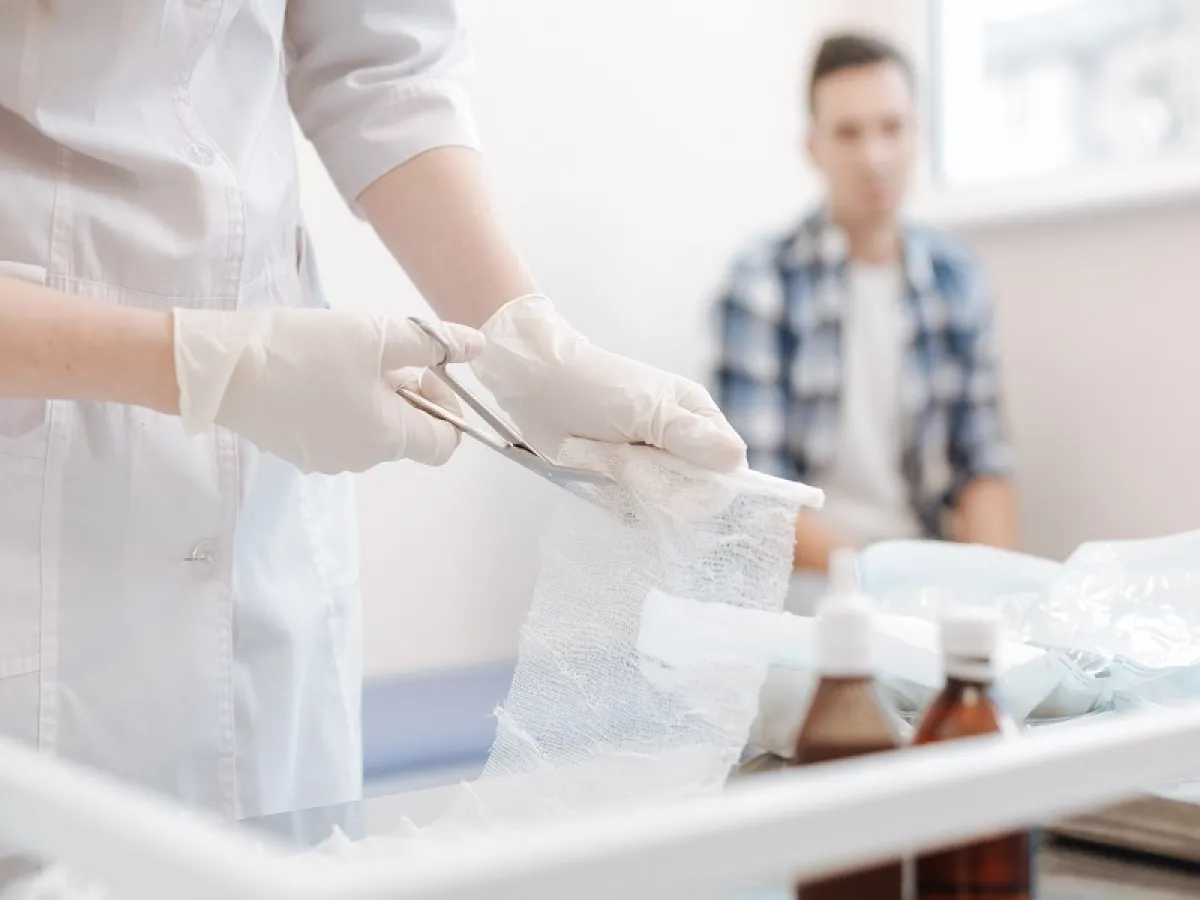 يجب حماية الجروح من الإصابة بالبكتيريا (المصدر: Adobe.Stock)