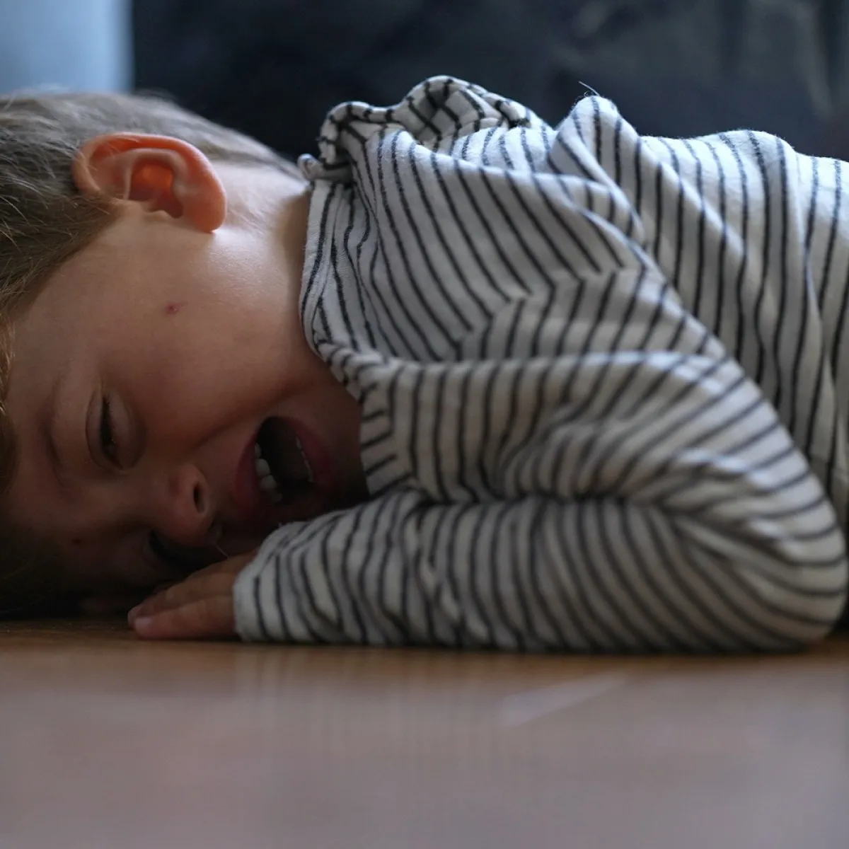 صورة لطفل على الأرض يبكي