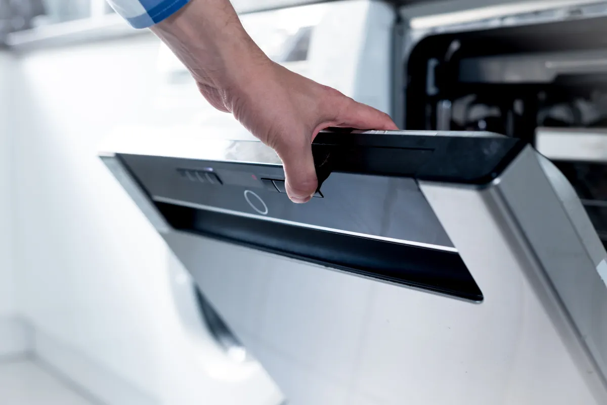 لا يصح تنظيف بعض الأدوات داخل غسالة الأطباق