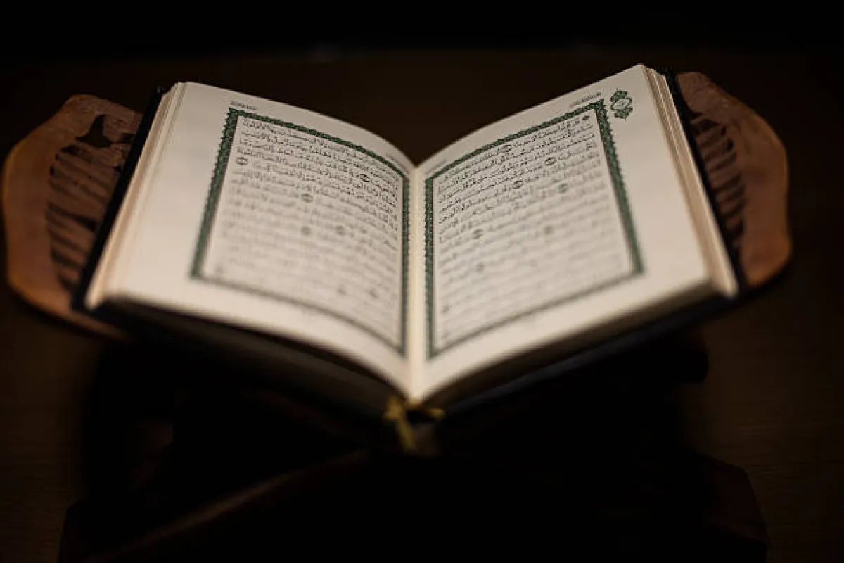 توزيع نسخ من القرآن الكرين على ضيوف الرحمن. الصورة من unsplash