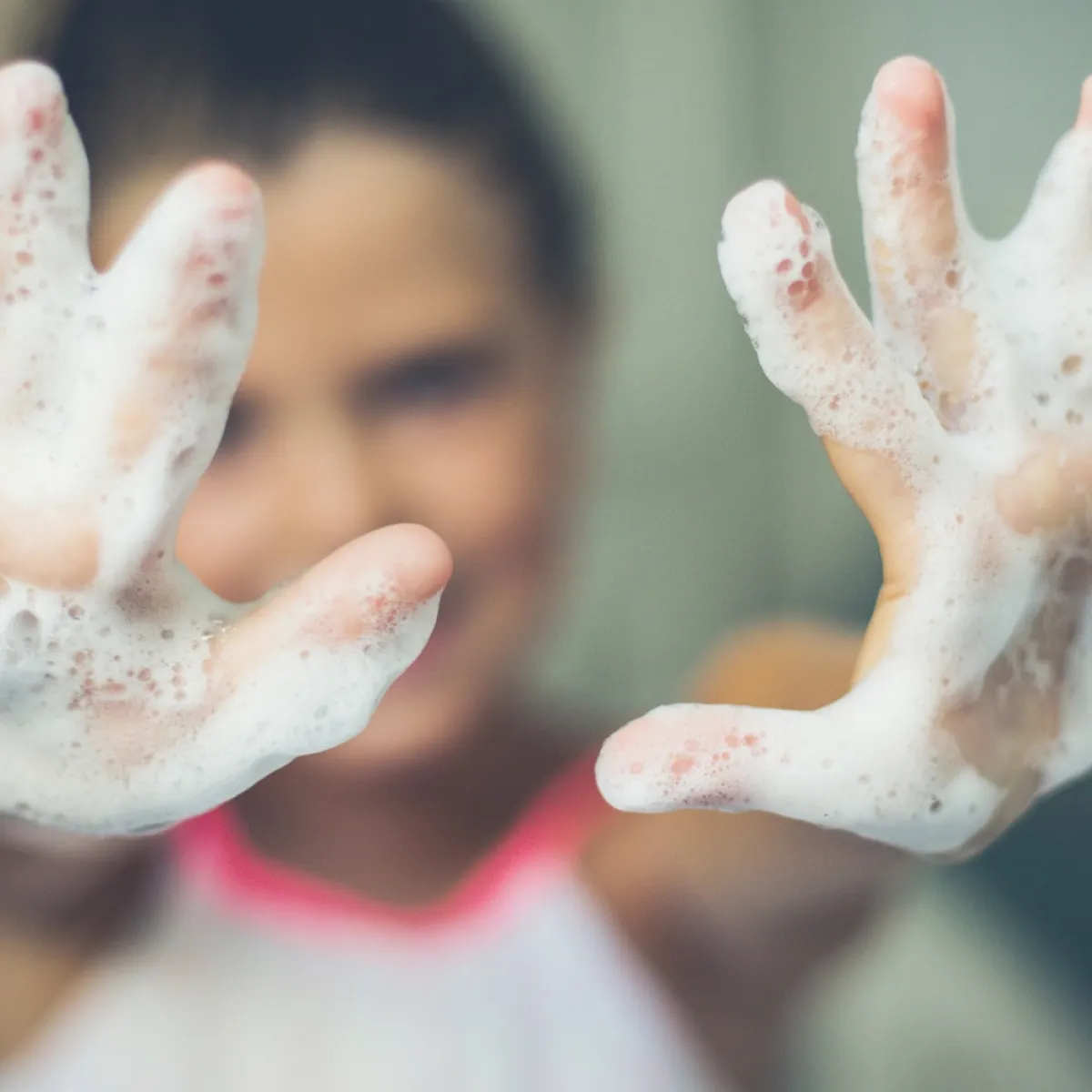 صورة لطفل يستخدم الماء للنظافة