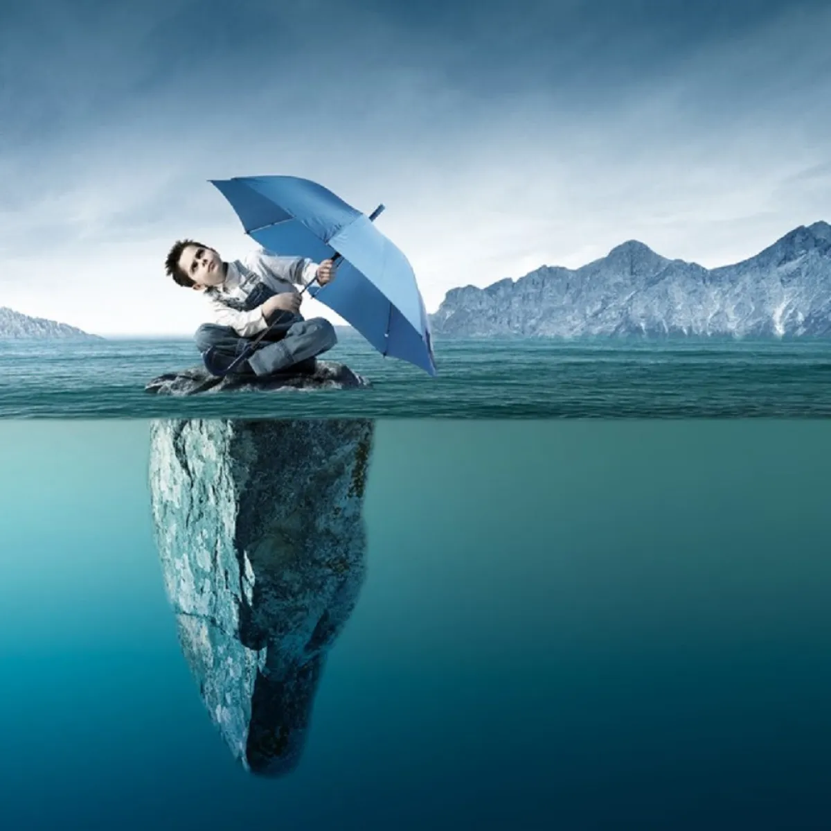 صورة لطفل يستمتع برؤية الماء من حوله