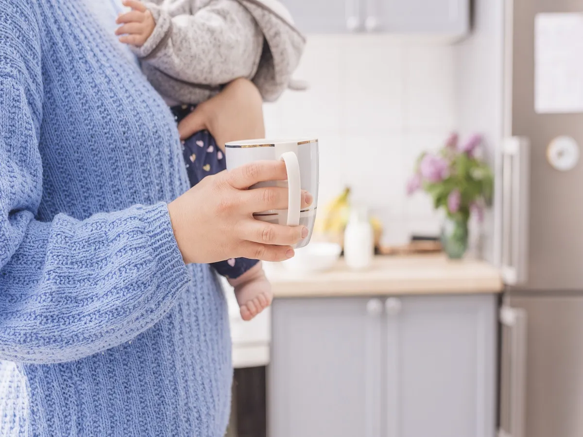 صورة لامرأة تحمل طفلها