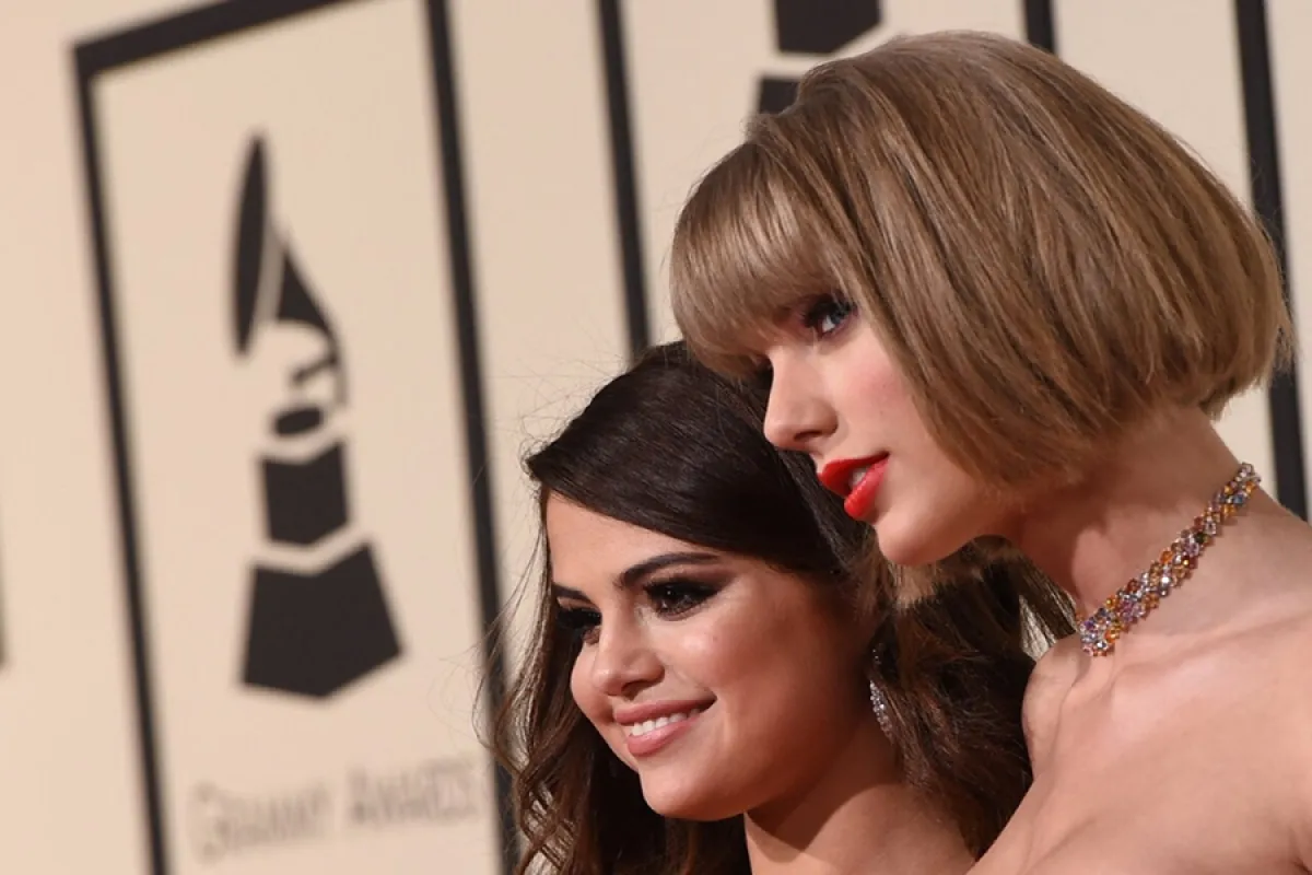 Singer Taylor Swift (R) and Selena Gomez arrive on the red carpet for the 58th Annual Grammy music Awards in Los Angeles February 15, 2016. AFP PHOTO/ VALERIE MACON VALERIE MACON / AFP