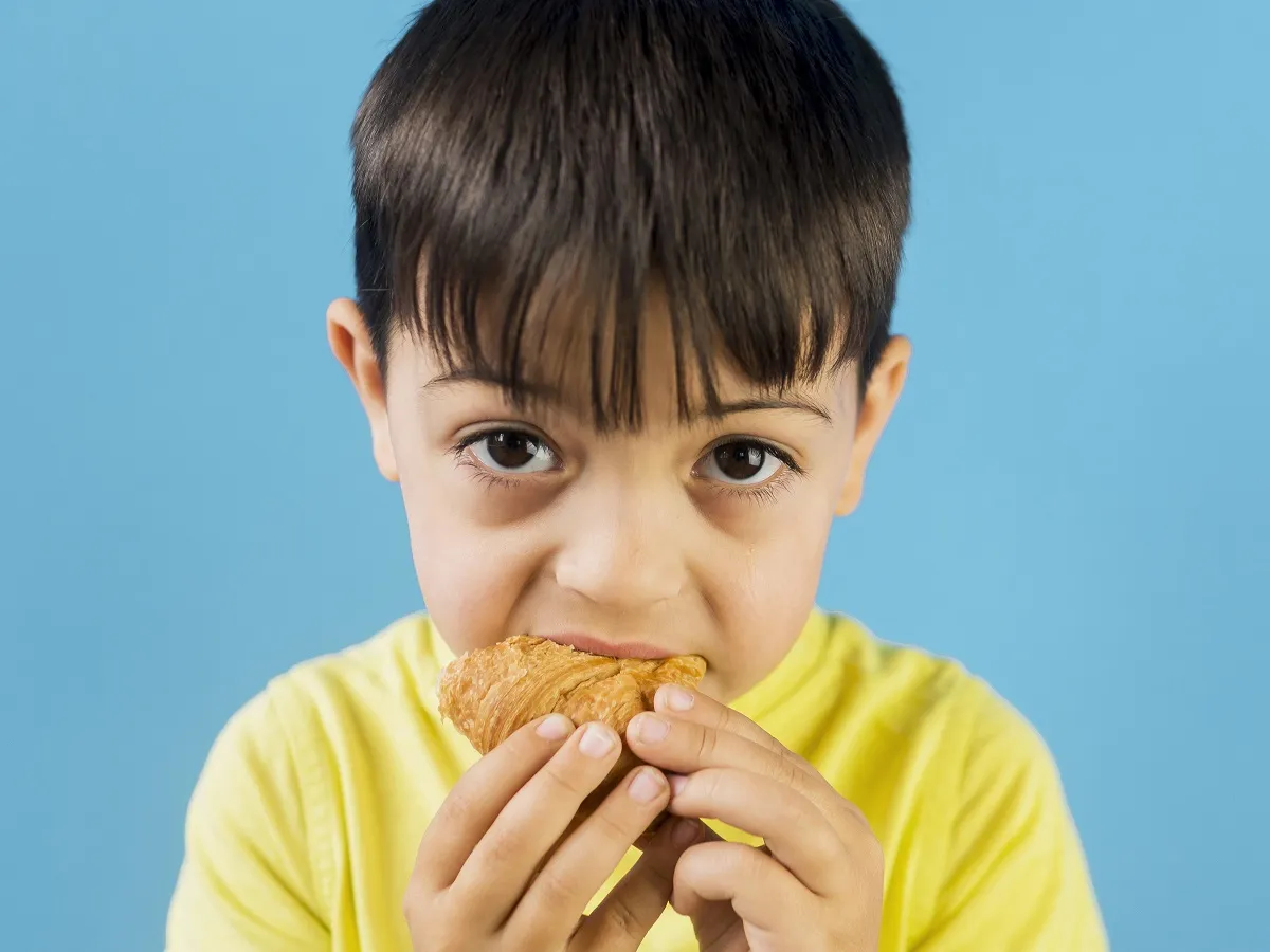 صورة لطفل يتناول الطعام