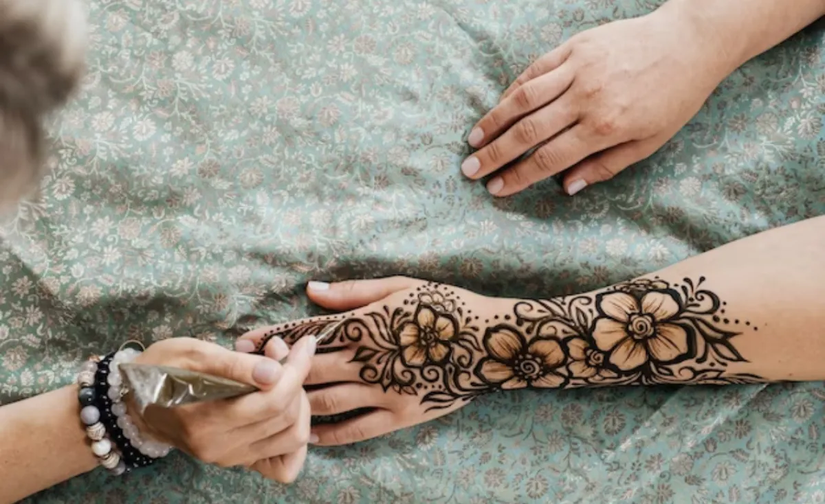 نقشات الزهور لمنتصف اليد