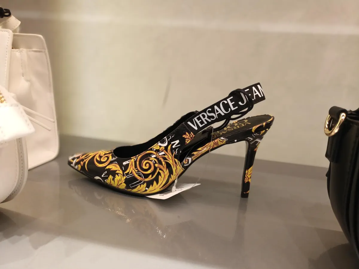 من  تشكيلة فيرزاتشي جينز كوتور للأحذية لربيع وصيف 2023 