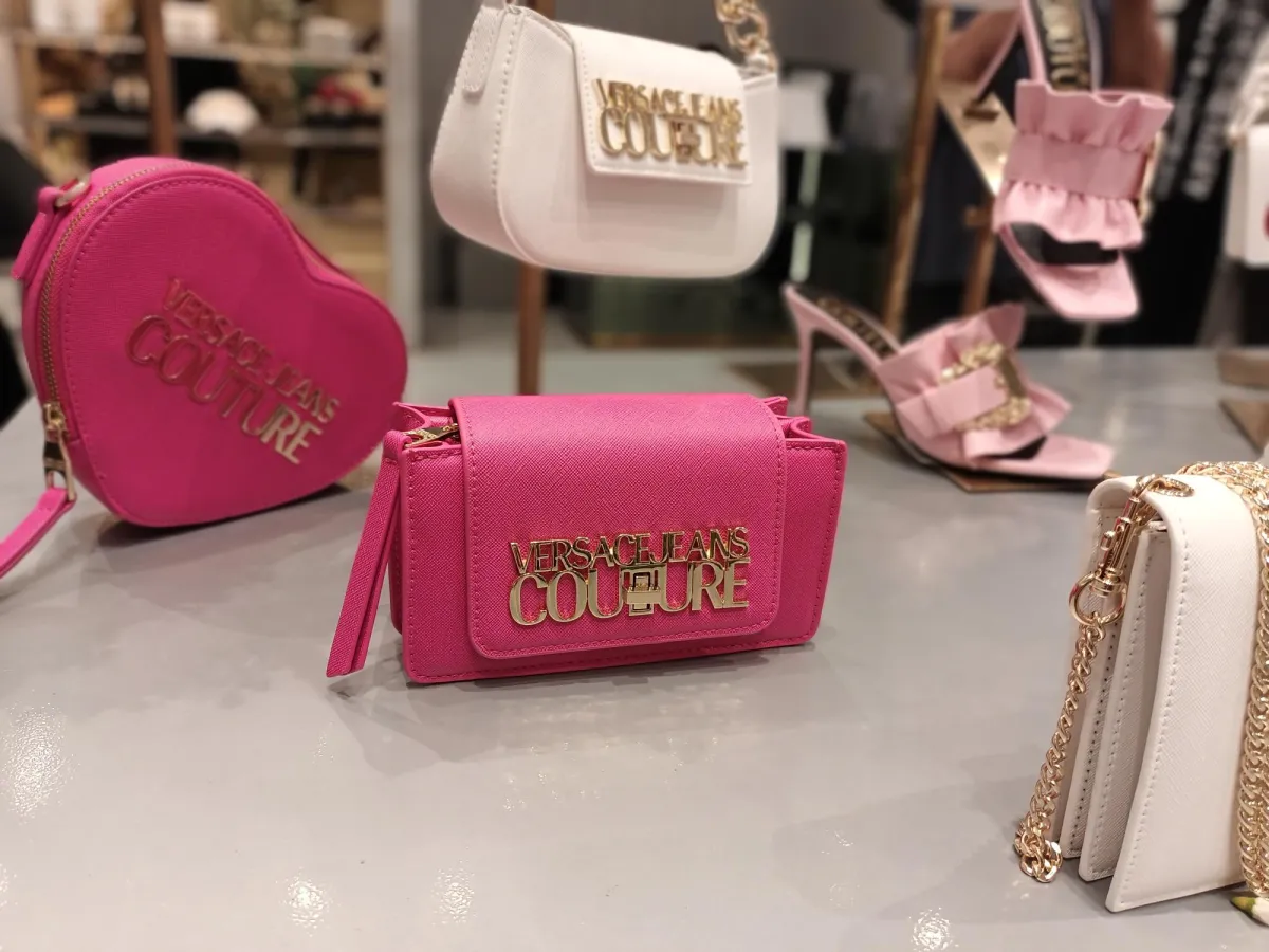 من  تشكيلة فيرزاتشي جينز كوتور للأحذية والحقائب والاكسسوارات لربيع وصيف 2023 