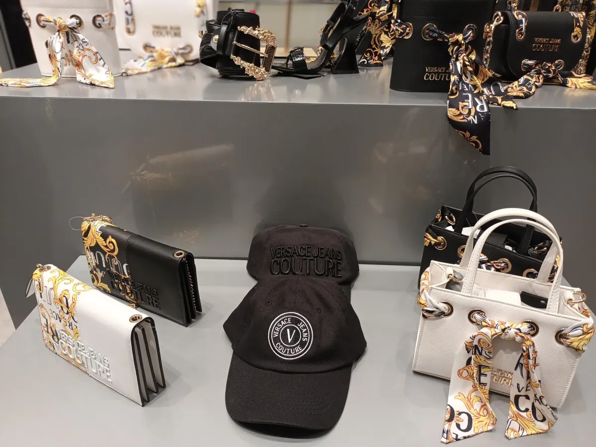 من  تشكيلة فيرزاتشي جينز كوتور للأحذية والحقائب والاكسسوارات لربيع وصيف 2023