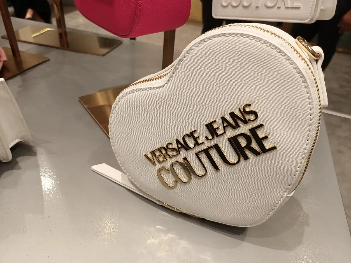 من  تشكيلة فيرزاتشي جينز كوتور للحقائب  لربيع وصيف 2023 