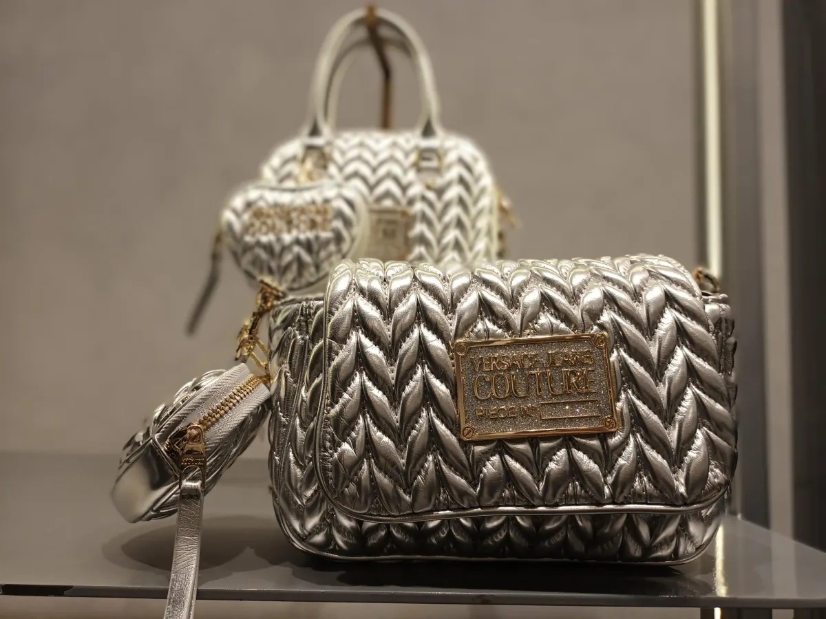 من  تشكيلة فيرزاتشي جينز كوتور للحقائب  لربيع وصيف 2023 