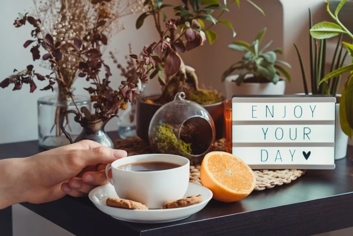 ركن القهوة يتخذ من البلكونة موقعًا له