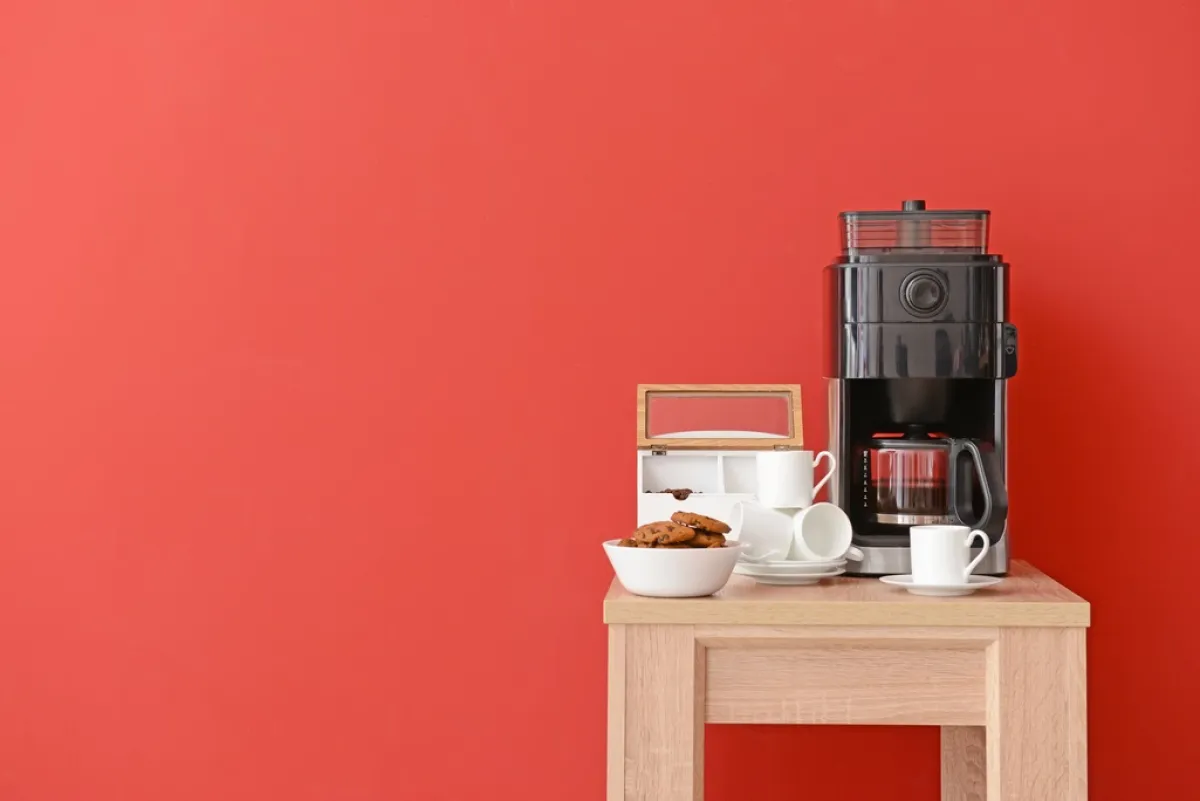 طاولة تحمل القهوة ومتعلقاتها