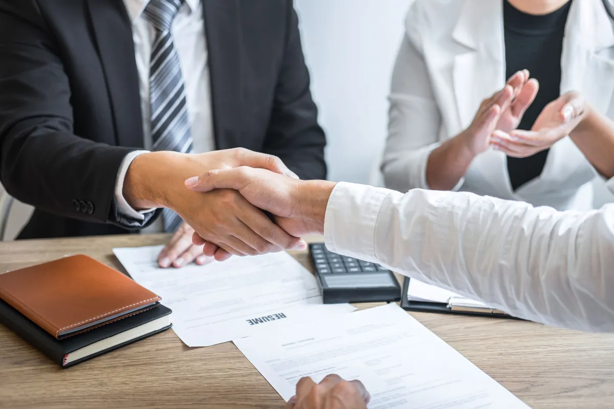 كيفية مصافحة مدير التوظيف؟