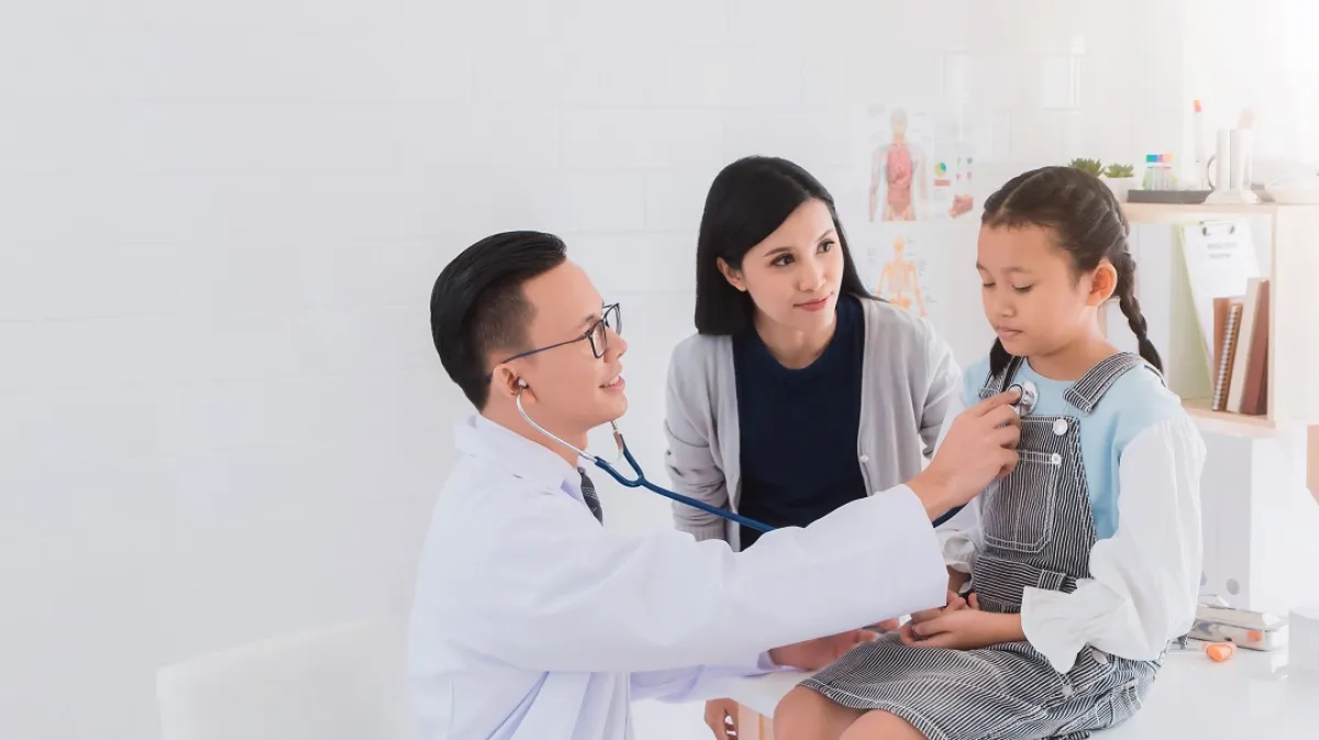 صورة لطبيب وطفلة مريضة وأمها