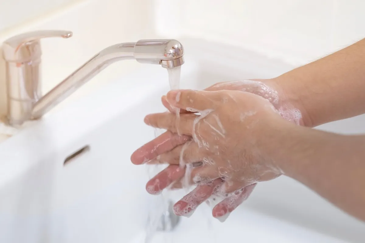 صورة لطفل يغسل يديه بالصابون