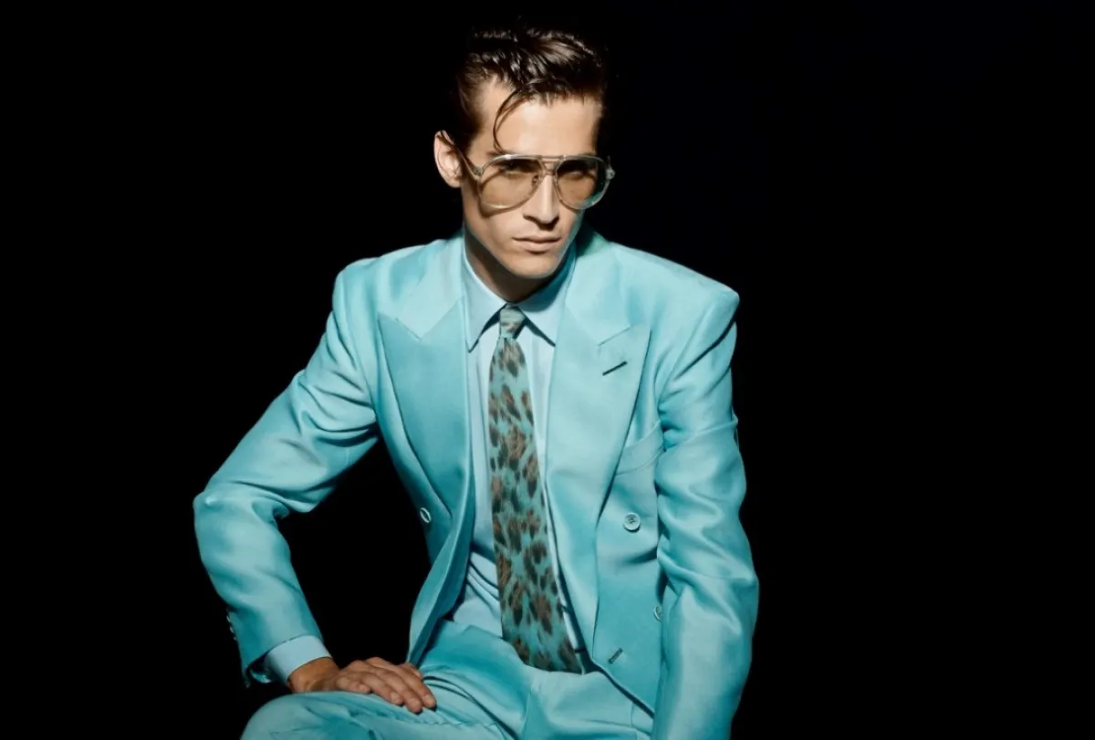 بدلة كلاسيكية باللون الأزرق من Tom Ford