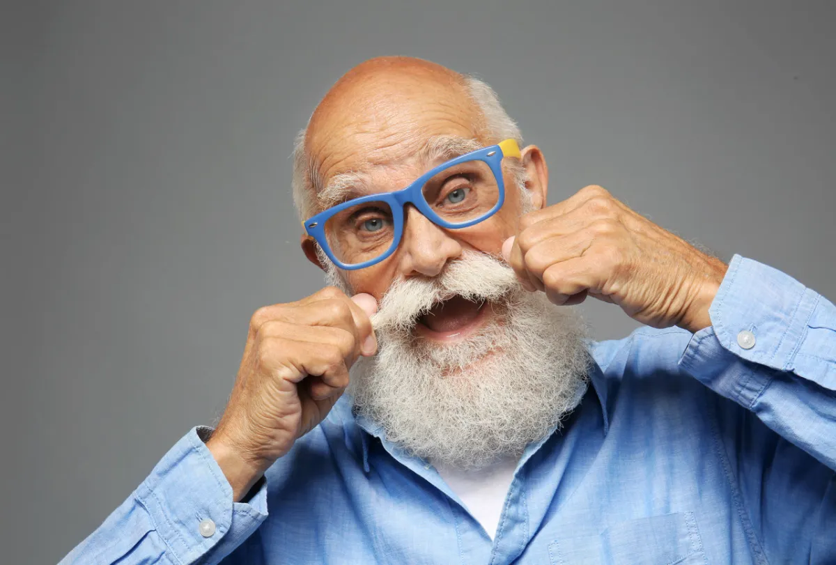 صورة للجد يرتدي النظارة