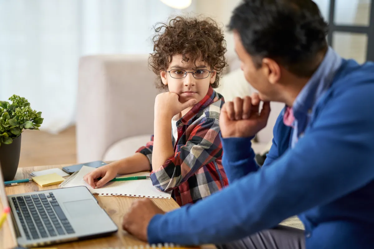 صورة الأب يكلم ابنه