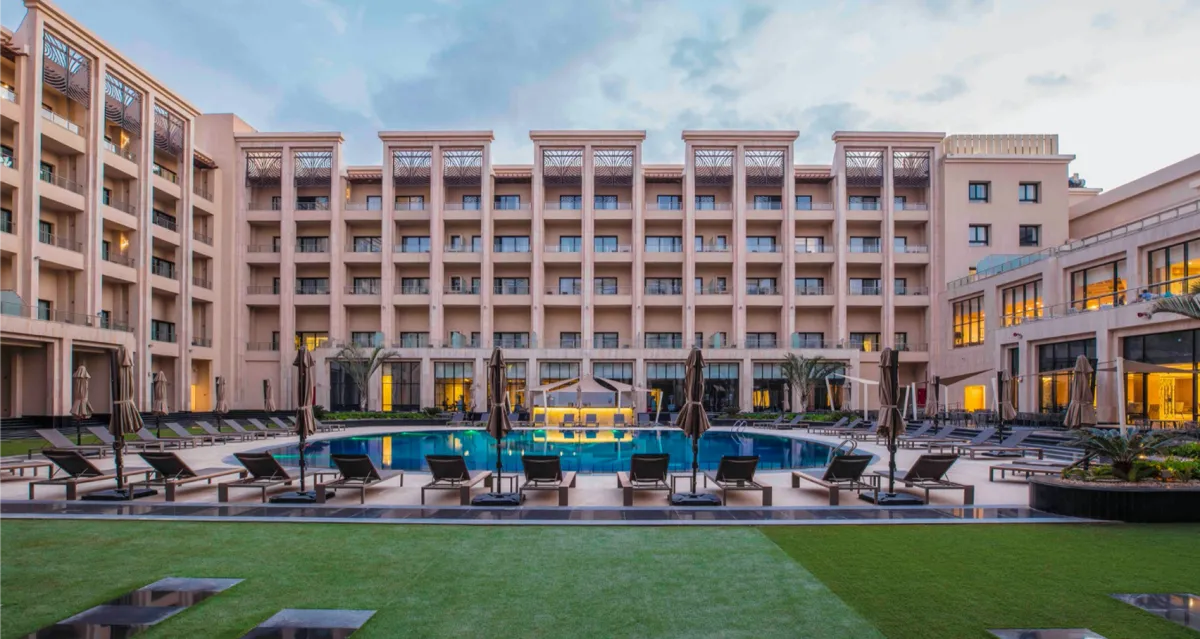 حوض السباحة الخارجي في فندق تريومف ليكشري 