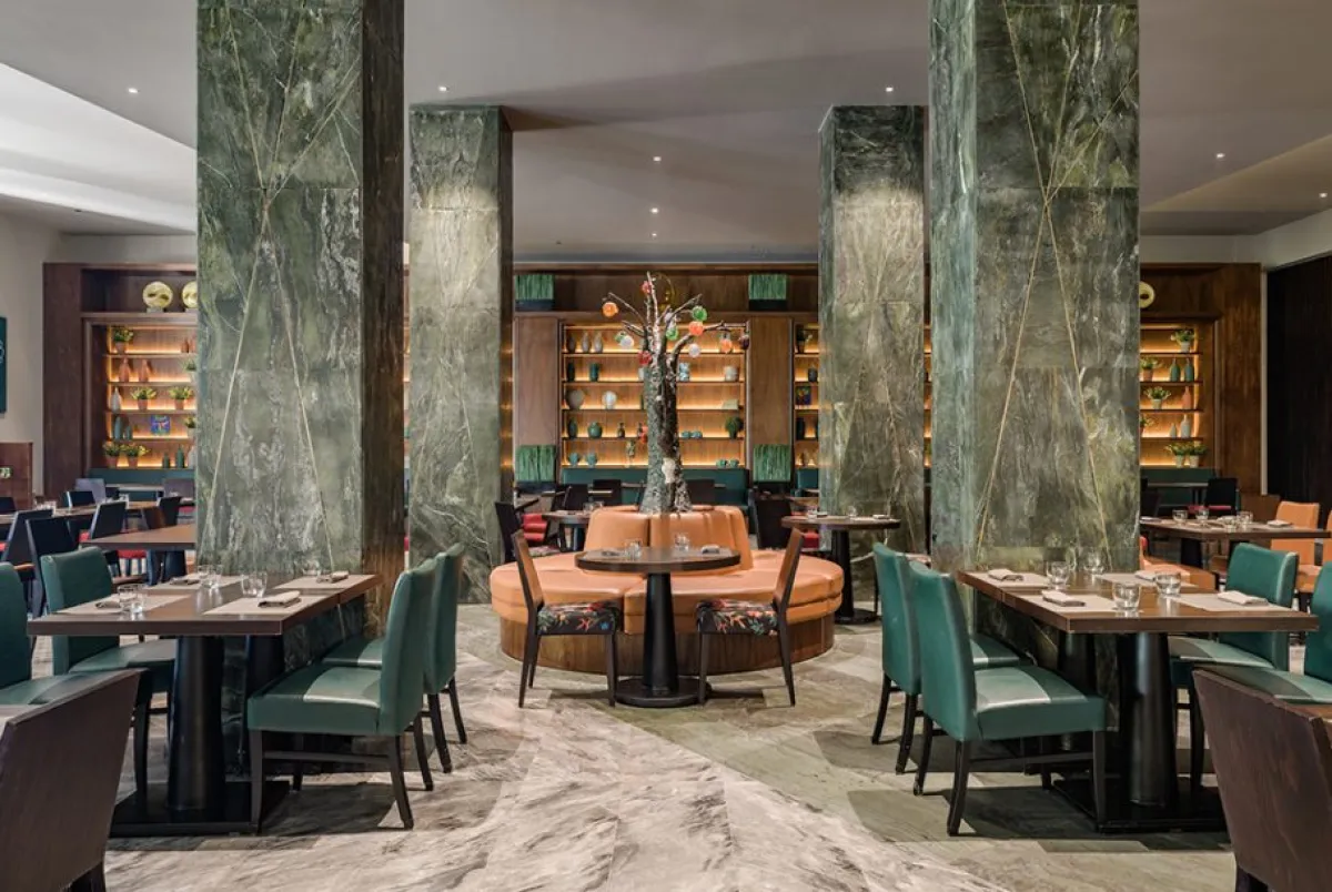 أحد المطاعم في فندق دوسيت تاني ليك فيو