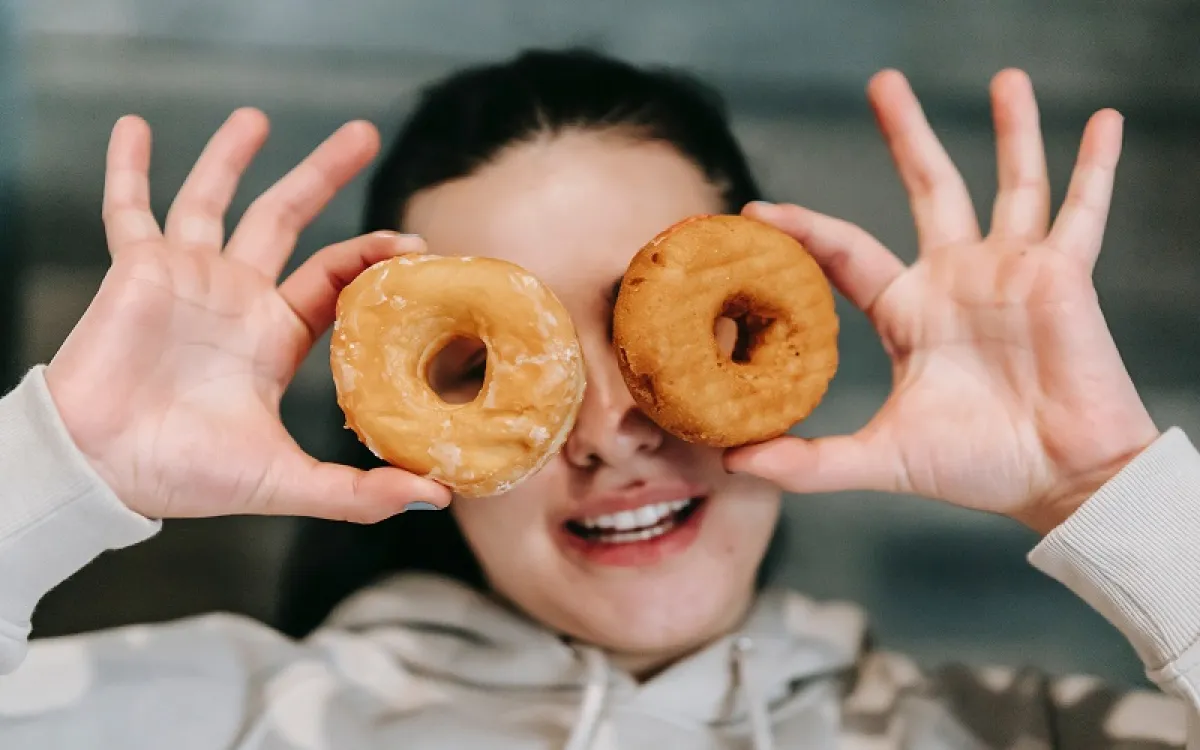 تجنبي الإكثار من تناول الوجبات الخفيفة والحلويات «المصدر: pexels»