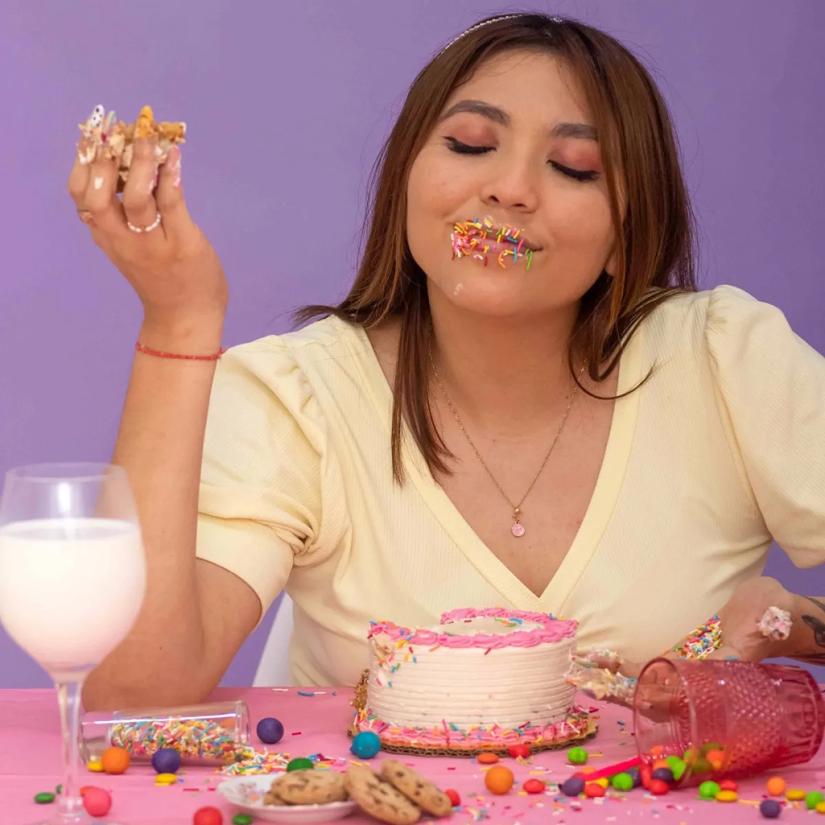 الإفراط في تناول الحلويات (الصورة من ‏‏pexels)