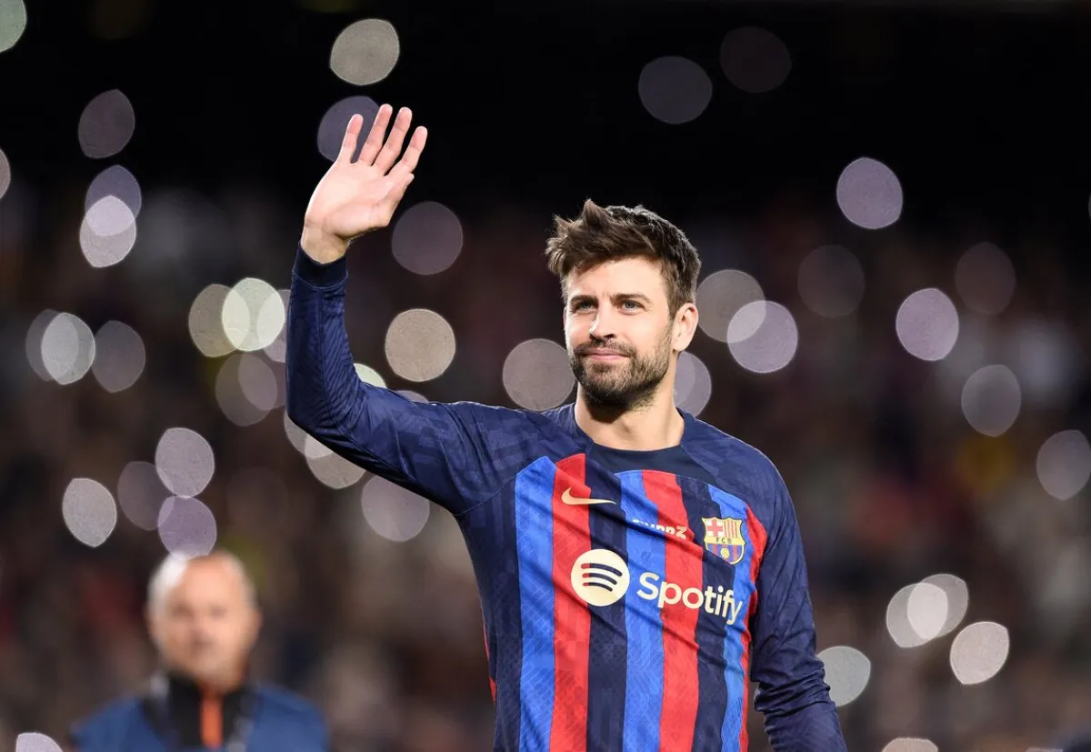  Gerard Pique waves at the end of the Spanish league football match between FC Barcelona and UD Almeria at the Camp Nou stadium in Barcelona on November 5, 2022. Josep LAGO / AFP