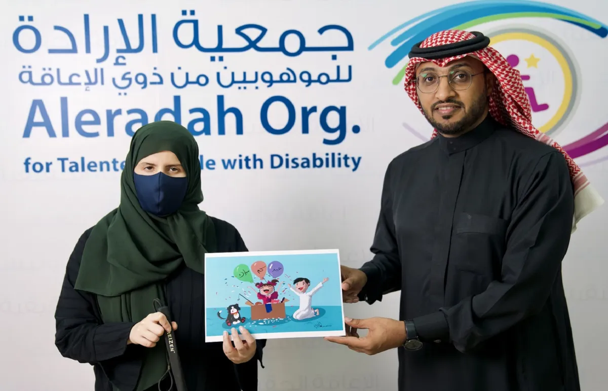 الفنانة أمجاد المطيري وعاطف المطري مدير العلاقات العامة في جمعية الإرادة للموهوبين من ذوي الإعاقة