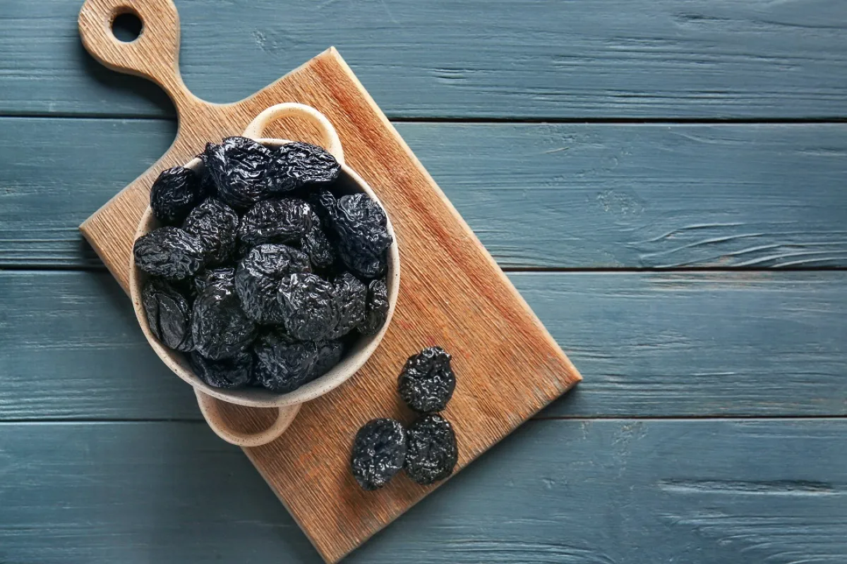 صورة لطبق يحتوي على القراصيا