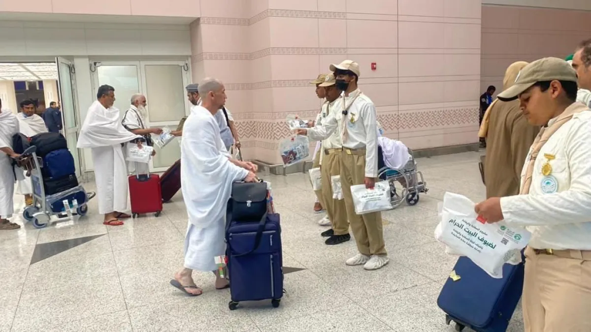 كشافة تعليم جدة تقدم خدماتها لضيوف الرحمن من المعتمرين بمطار الملك عبد العزيز الدولي