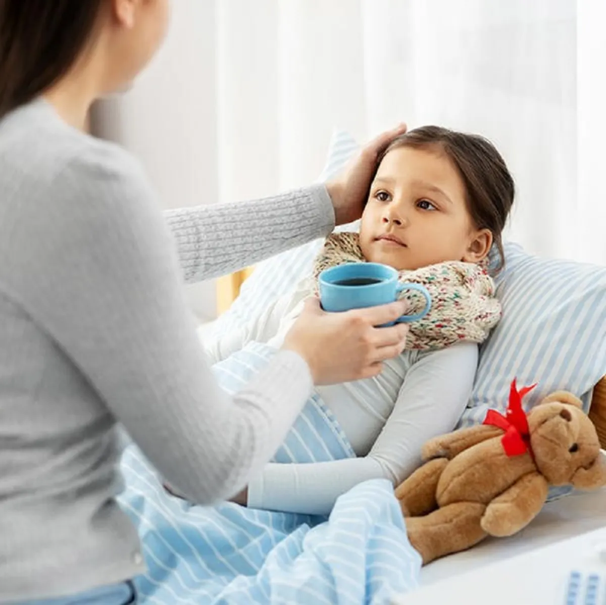 صورة لطفلة تداويها أمها