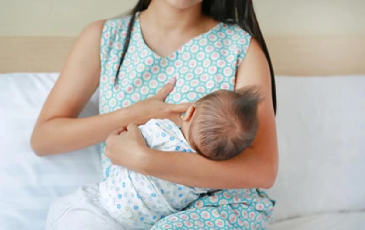 صورة لأم ترضع مولودها بطريقة صحيحة