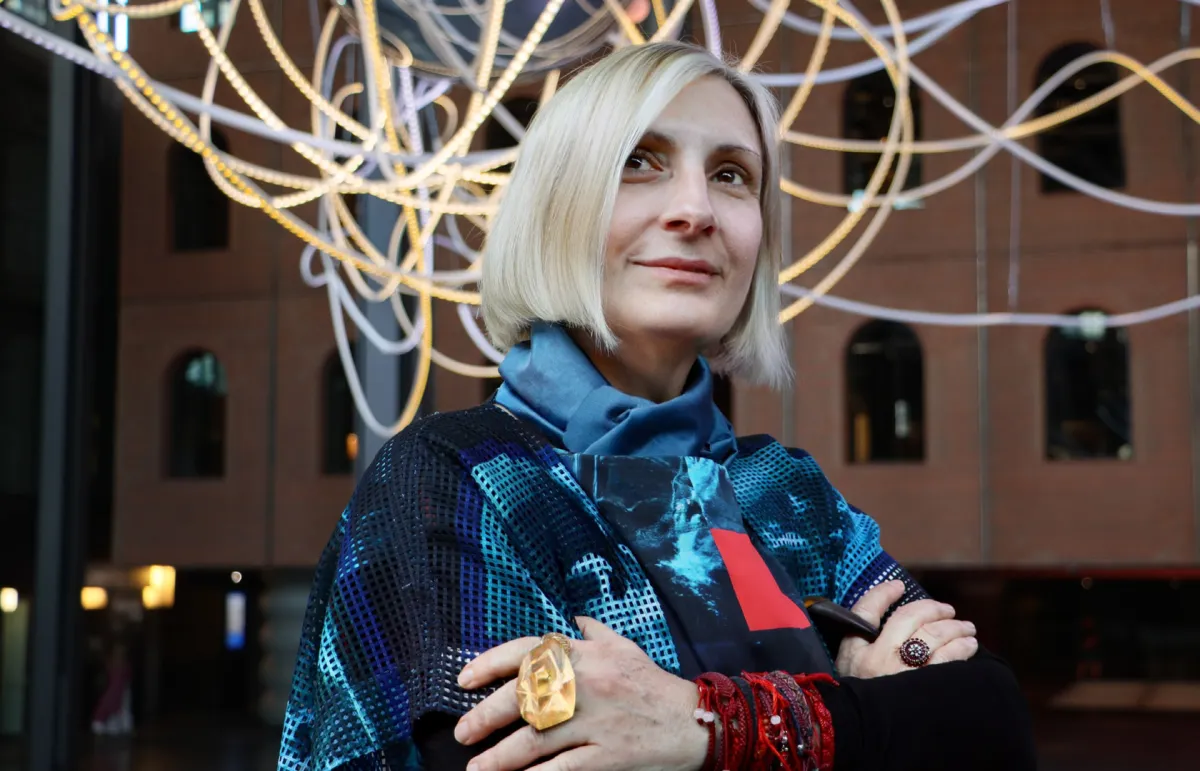 فنانة نحت الضوء جريمانيسا أموروس Grimanesa Amorós: أؤمن بما أسميه «رومانسية المجهول»!