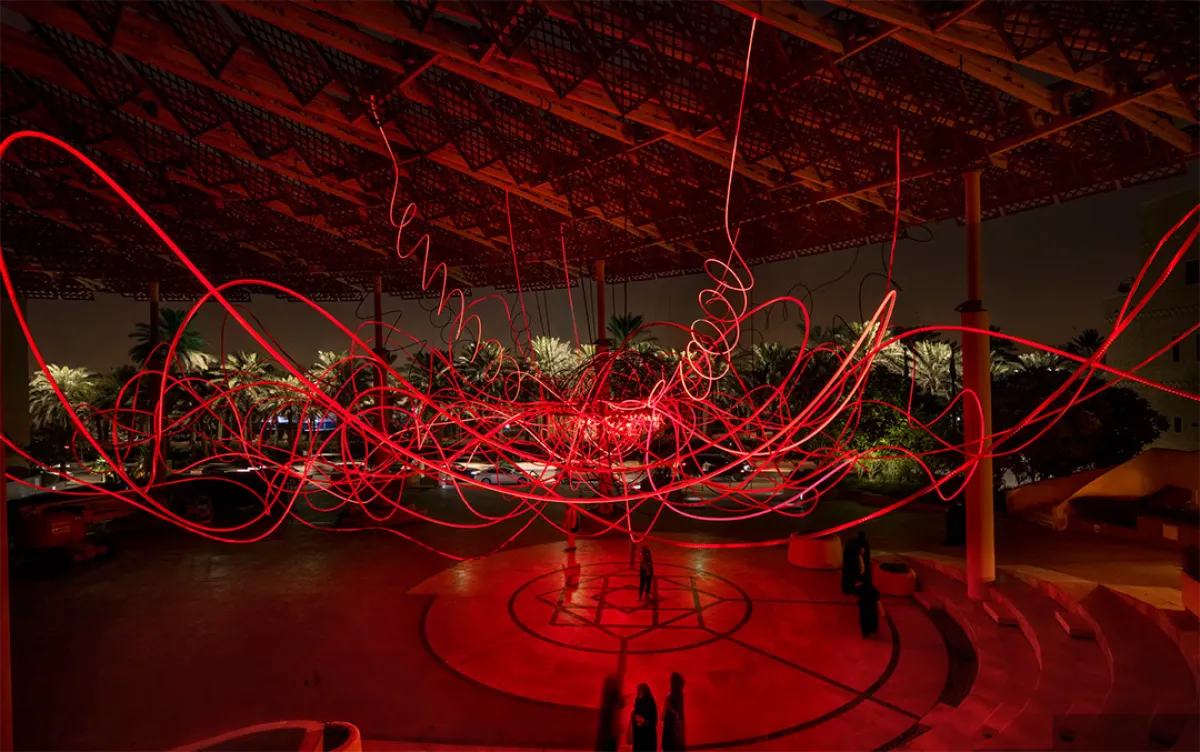 مشروع (العناق)، وهو تركيب منحوت ضوئي يجسد الهوية العالمية. وعُرِضَ في مهرجان نور الرياض 2022