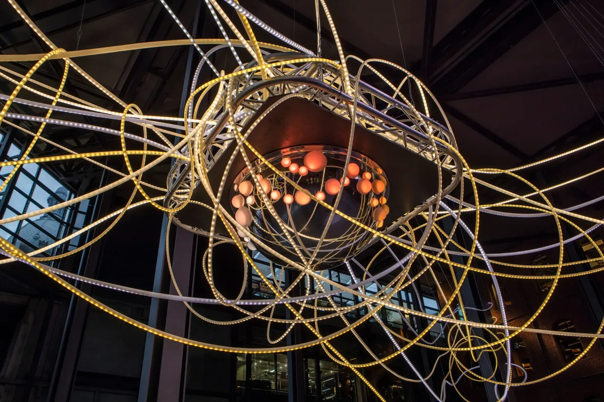 عمل فني أنجزنه الفنانة أموروس بعنوان «ساينشا» SCIENTIA، وهي كلمة لاتينية معناها «المعرفة»