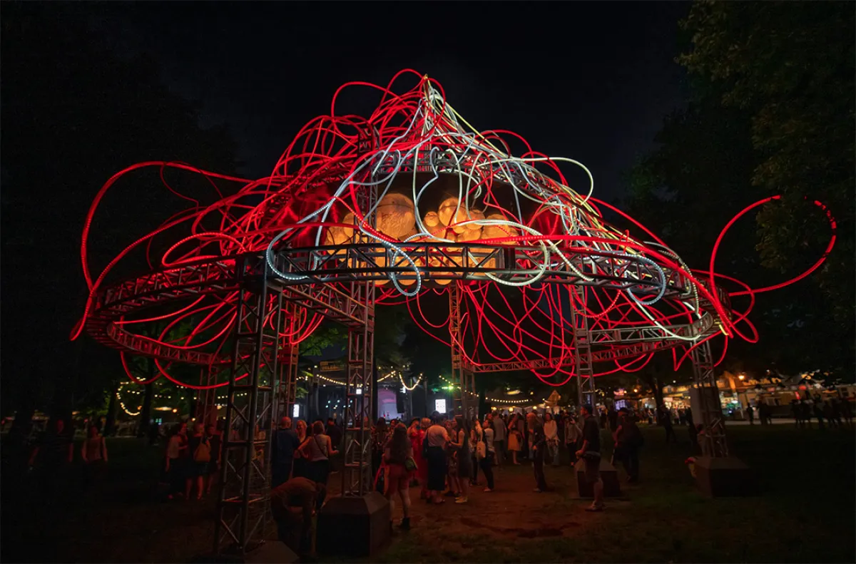 النار والماء والأرض والضوء يجتمعون في سقف مجمع للعرض من أعمال فنانة الضوء