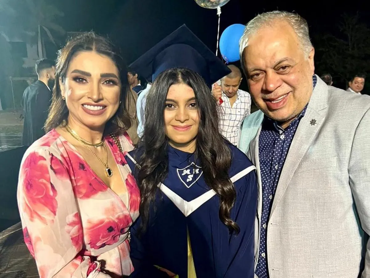 مريم تتوسط والديها أشرف زكي وروجينا - الصورة من حساب أشرف زكي على انستغرام