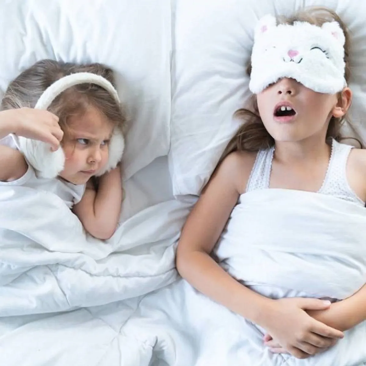 صورة لطفلة تفتح فمها عند التنفس