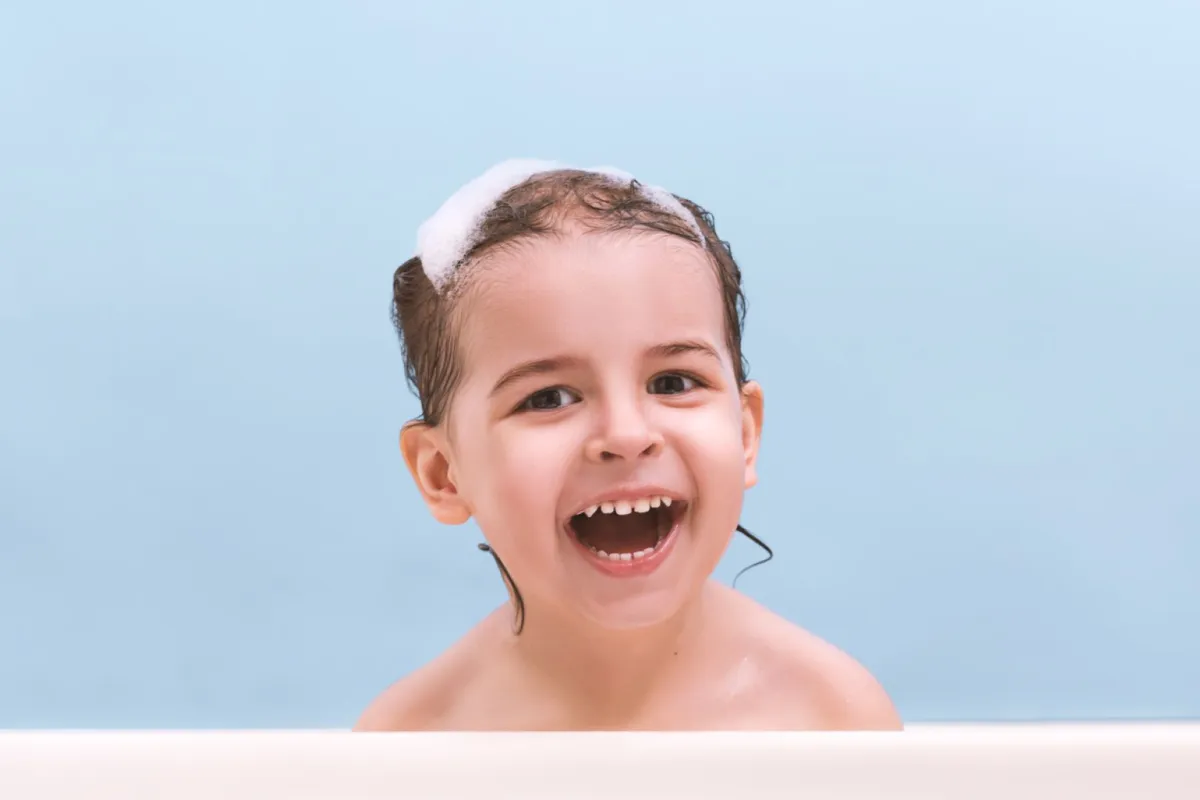 صورة طفل في الحمام