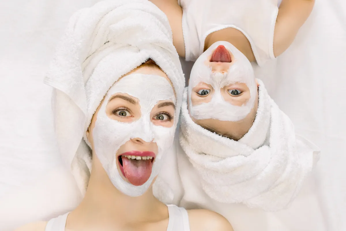 صورة لأم وابنتها في الحمام