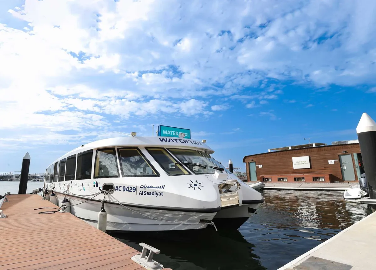 منصة إلكترونية لحجز تذاكر التاكسي المائي والعبارات. الصورة من "وام"
