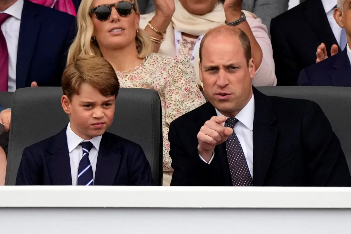 Prince George and his father Prince William in London on June 5, 2022. FRANK AUGSTEIN / POOL / AFP