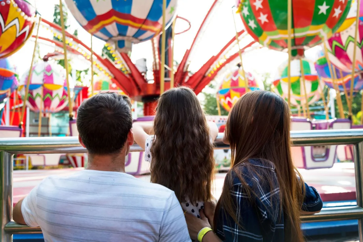 صورة لعائلة في مدينة الملاهي