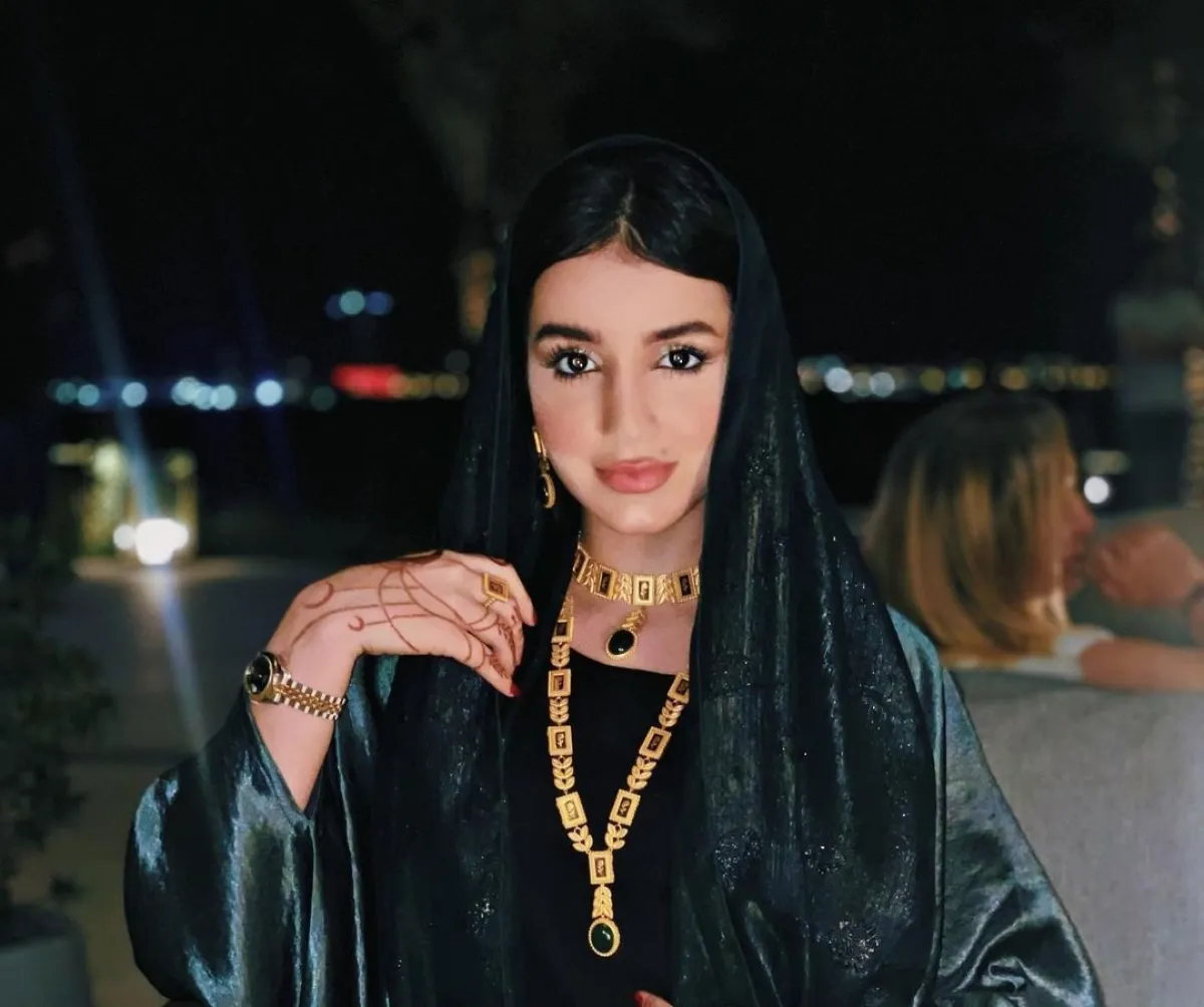 خولة المراغي بطقم من الذهب الأصفر مرصوف بالملكيت- الصورة من حسابها الرسمي على إنستغرام