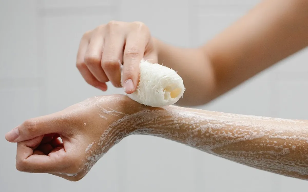 فرك الجسم وشطفه بالماء والصابون «الصورة من pexels»