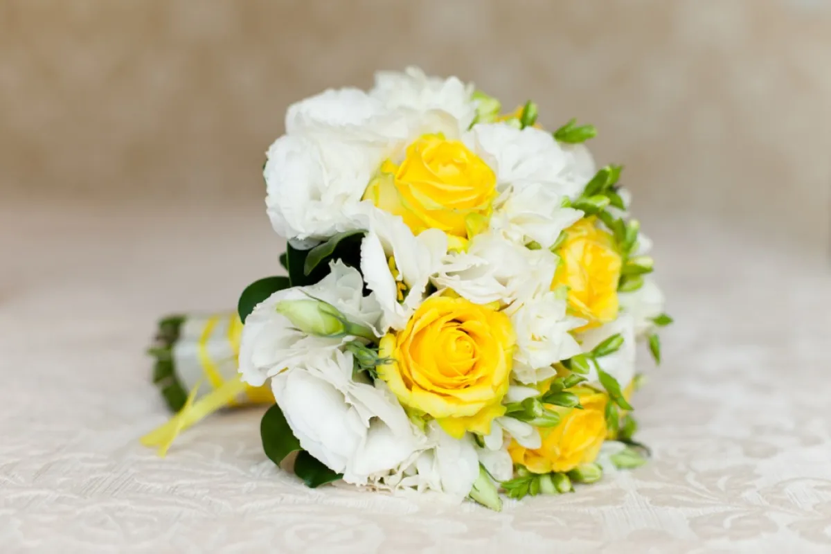 أزهار صفر في تنسيق "بوكيه" العروس