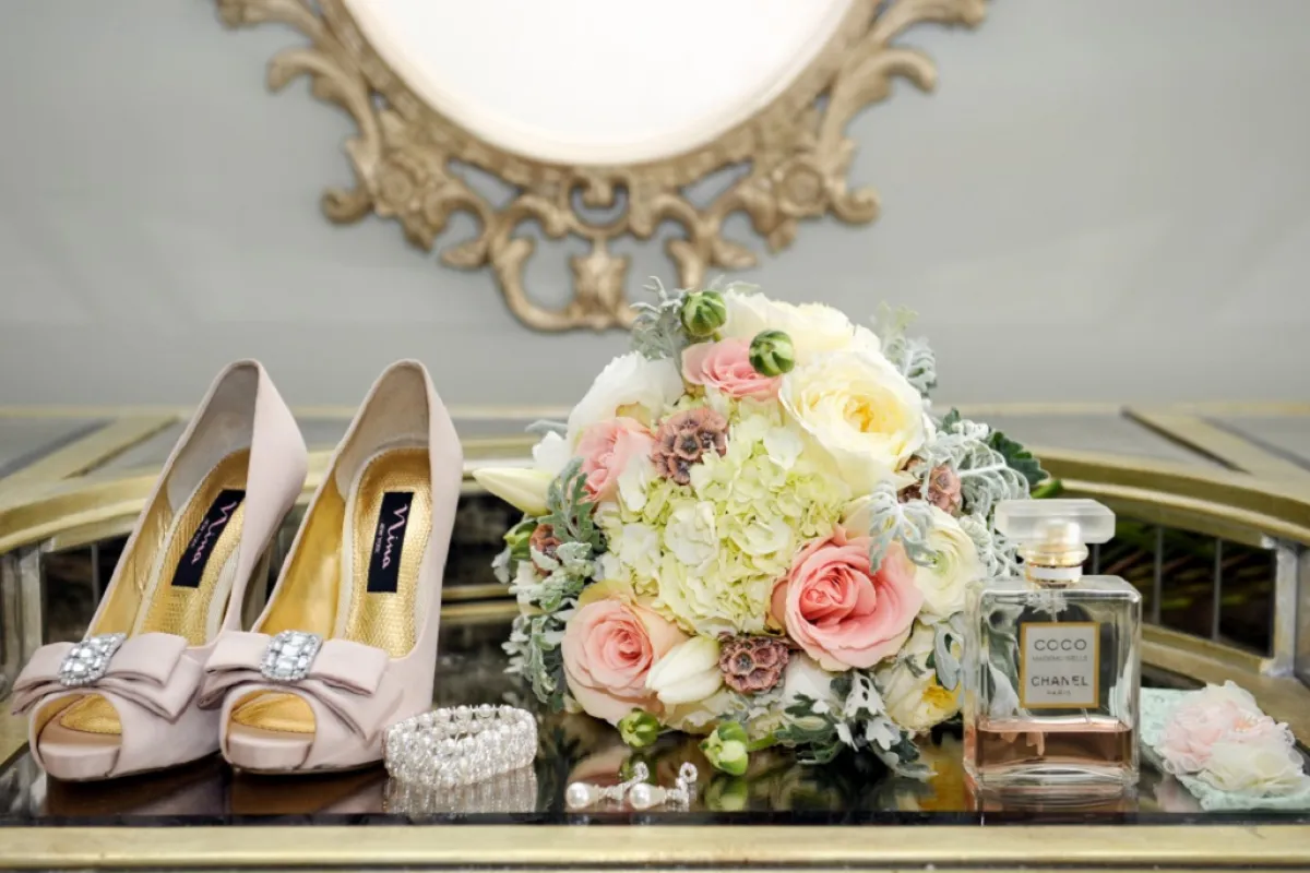 زهور ملونة في تنسيق "بوكيه" العروس